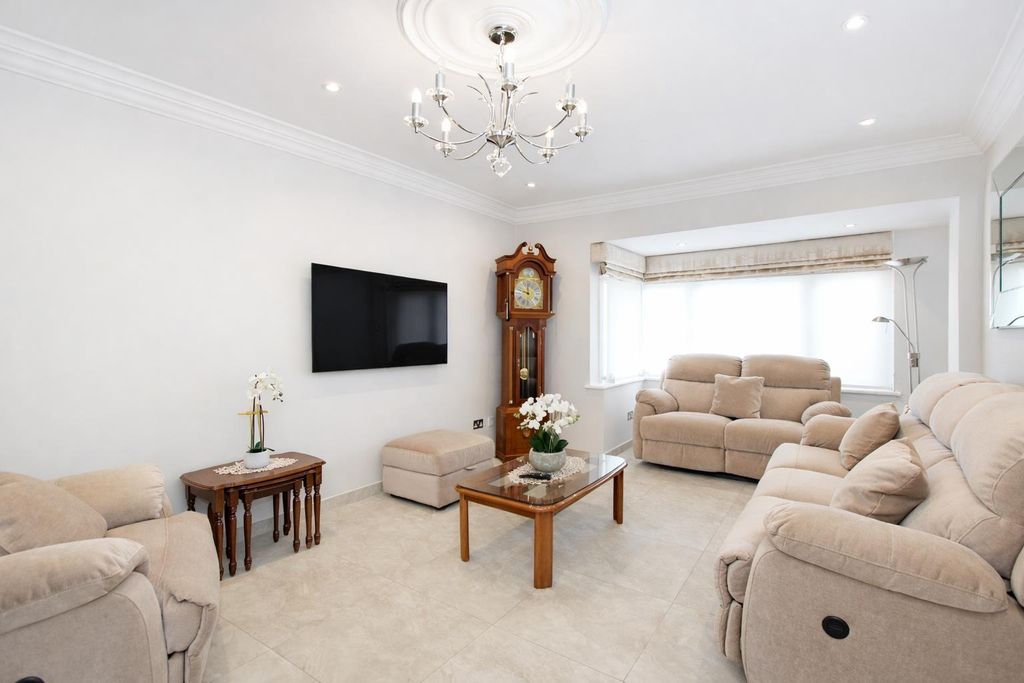 Property photo 2 of 17 Lounge.Jpg