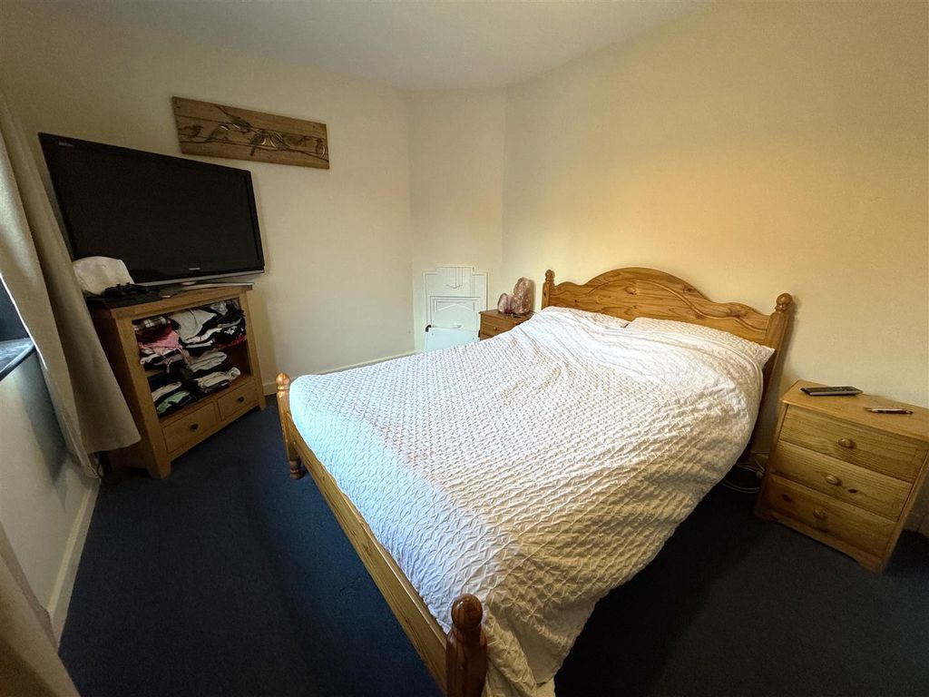 Property photo 3 of 10 Bedroom 1.Jpg