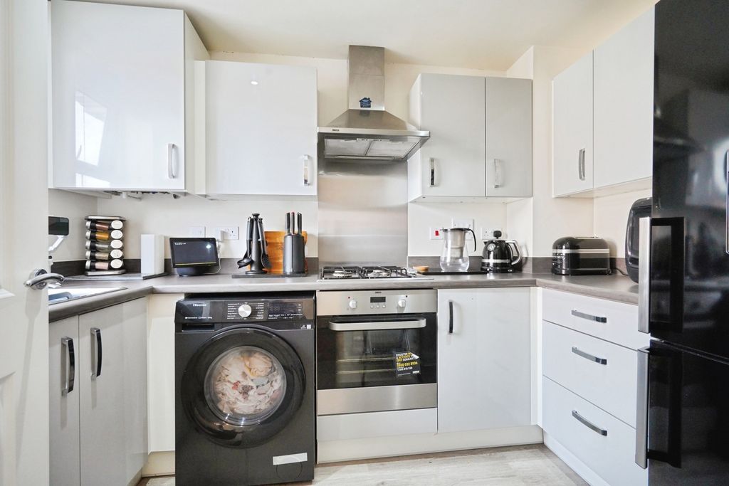 Property photo 3 of 17 Kitchen
