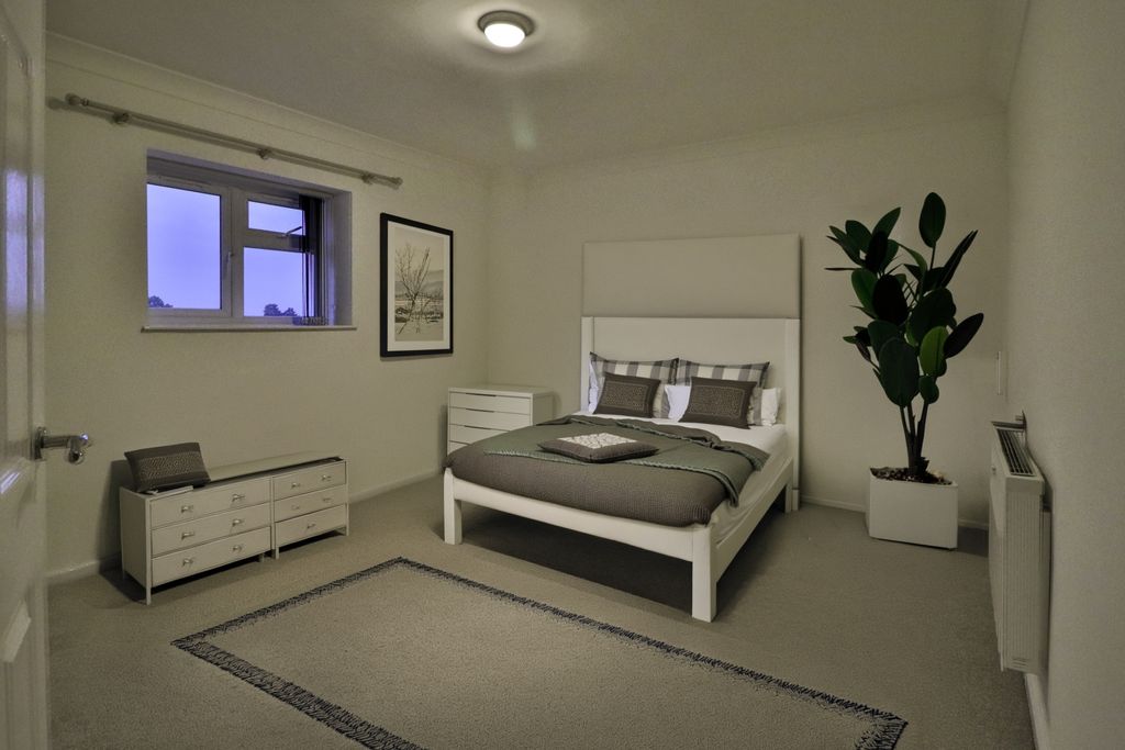 Property photo 2 of 13 Large Double Facing Back Of Flats Decorated Sugges