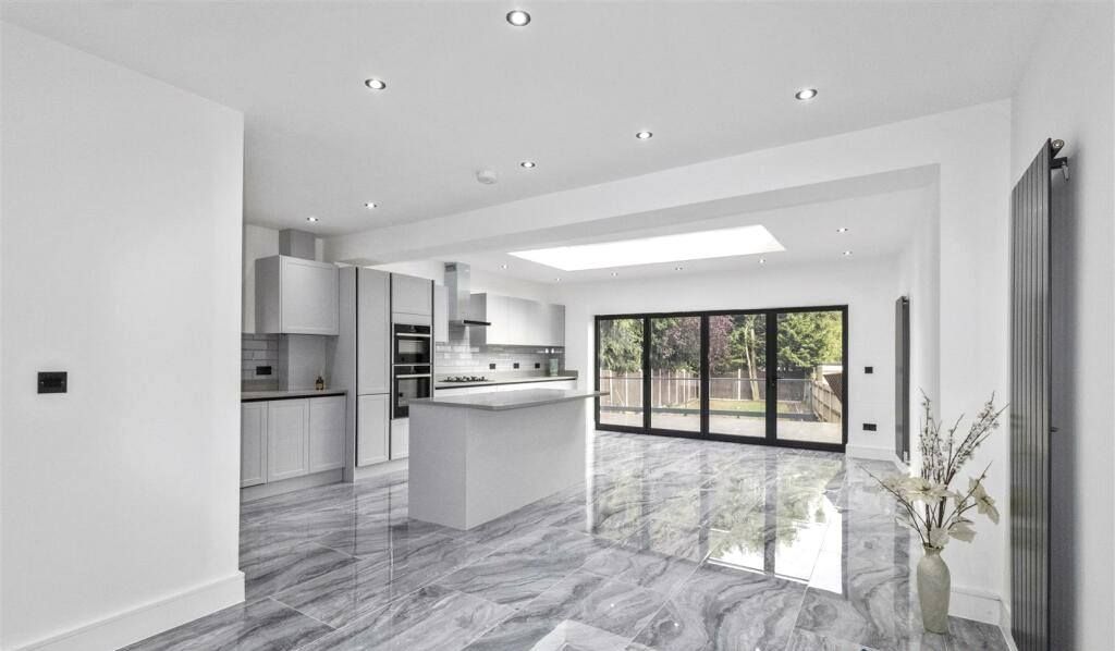 Property photo 1 of 13 4 Bedroom Semi-Detached House