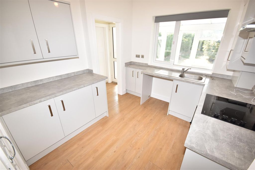 Property photo 2 of 11 Kitchen