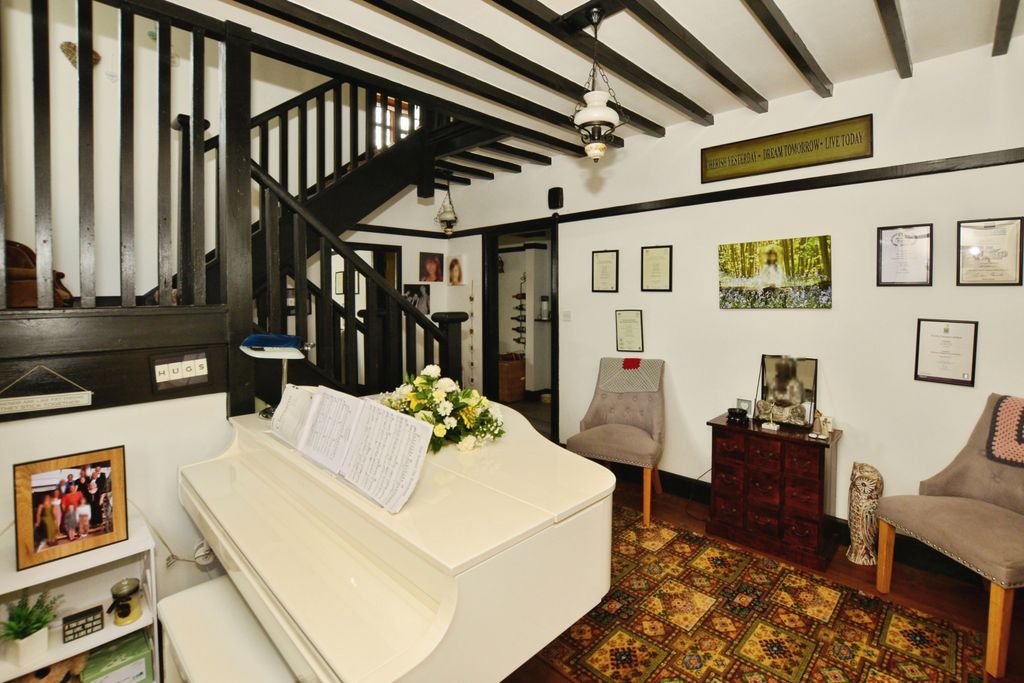 Property photo 2 of 20 Entrance Hall