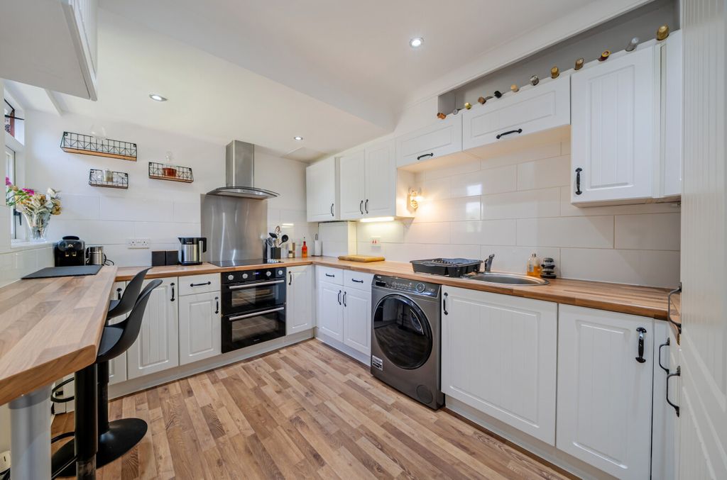 Property photo 3 of 16 1482408-12-6A3913...
