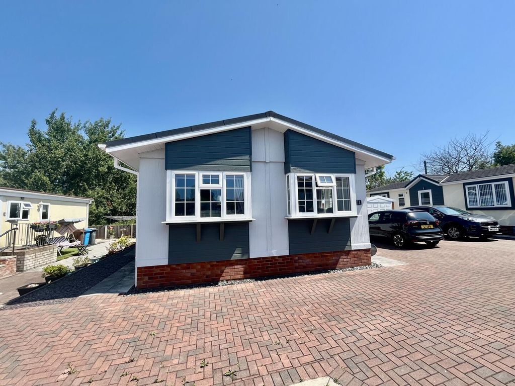 Property photo 2 of 18 Front (Exterior)