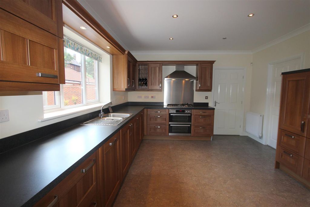 Property photo 3 of 11 Kitchen