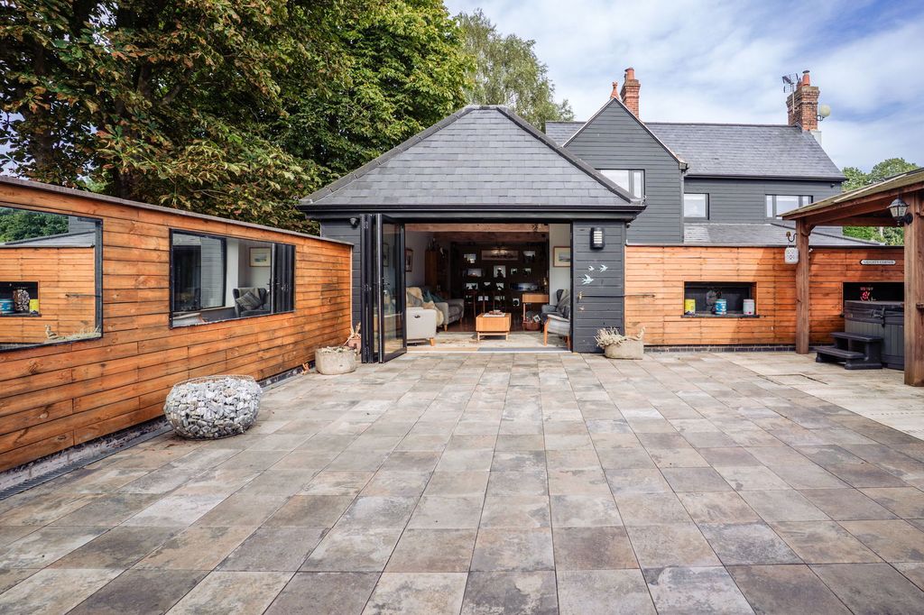 Property photo 2 of 44