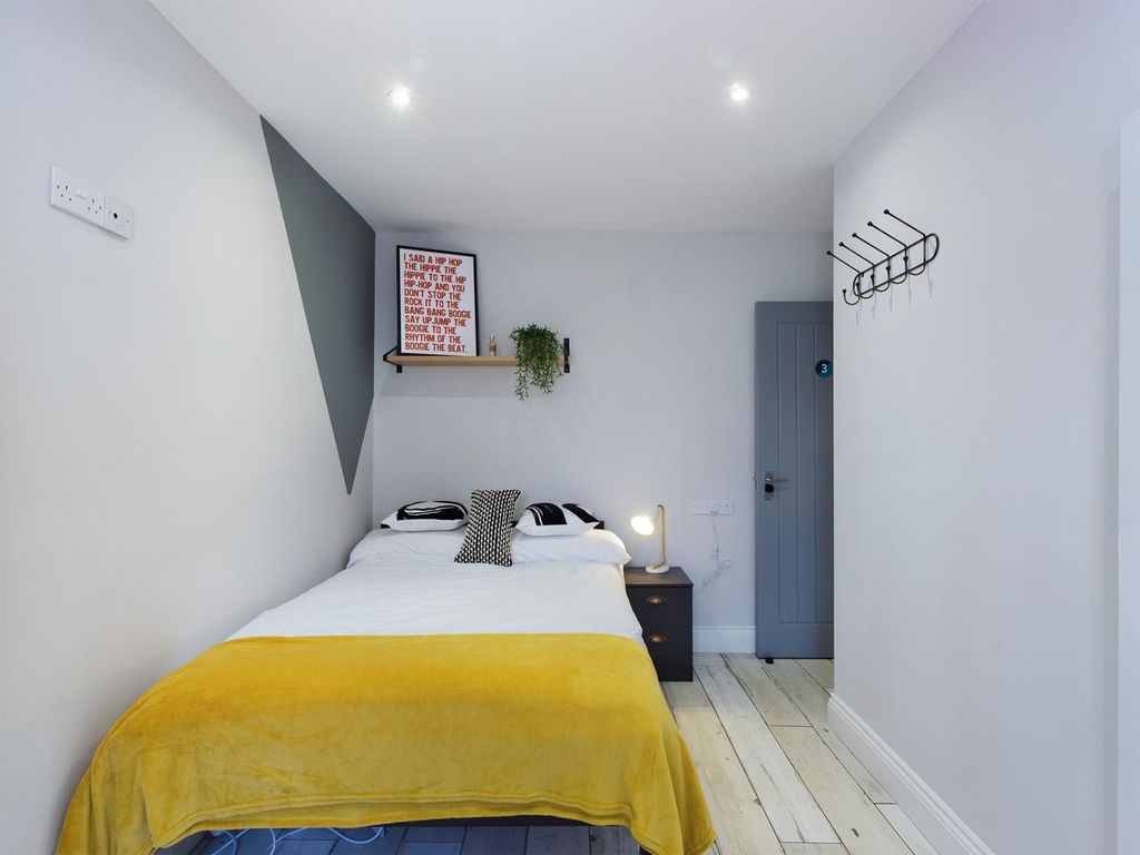 Property photo 3 of 5 A Bright And Inviting Double Bedroom Featuring Mod...