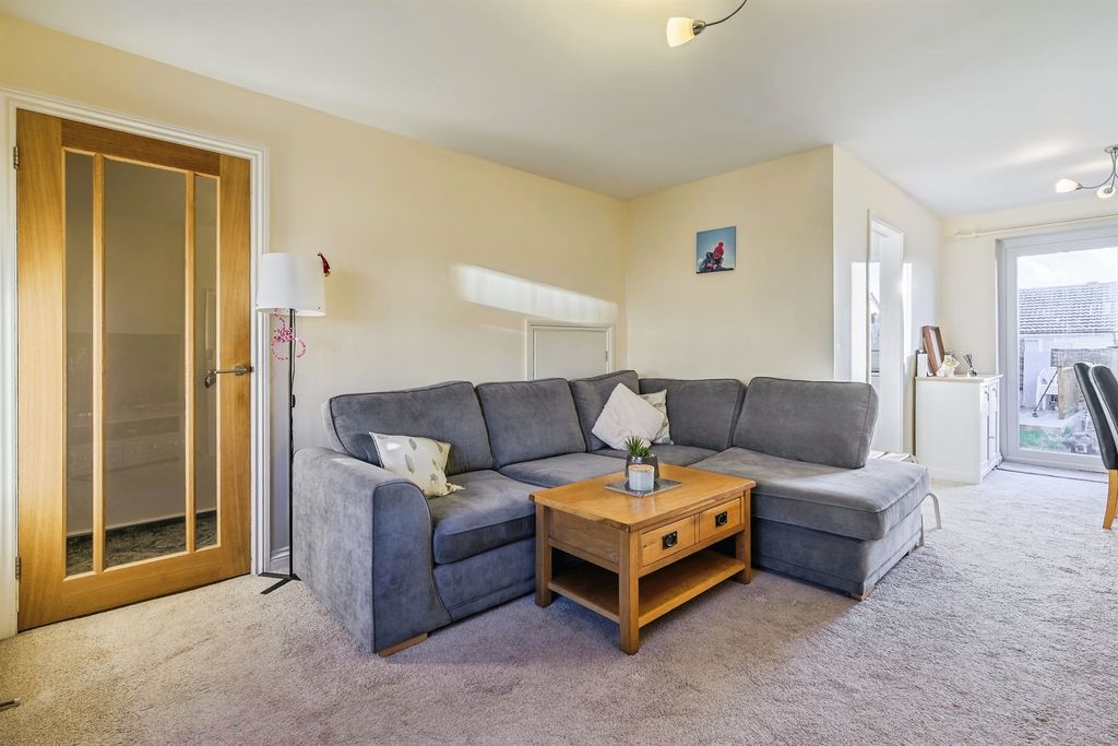 Property photo 3 of 21 Lounge