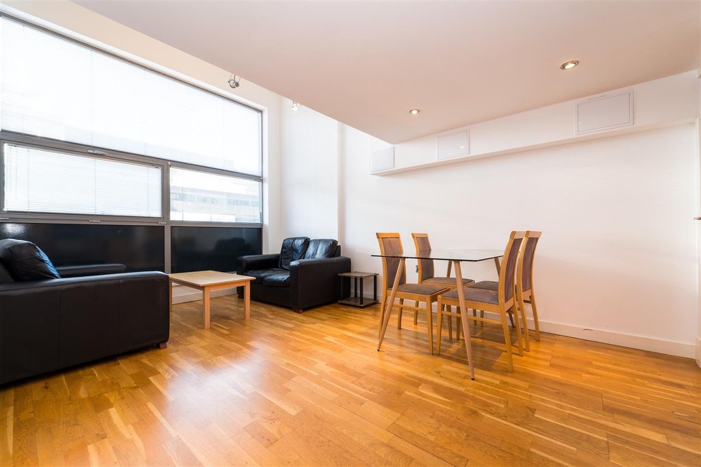 Property photo 1 of 16 Lounge