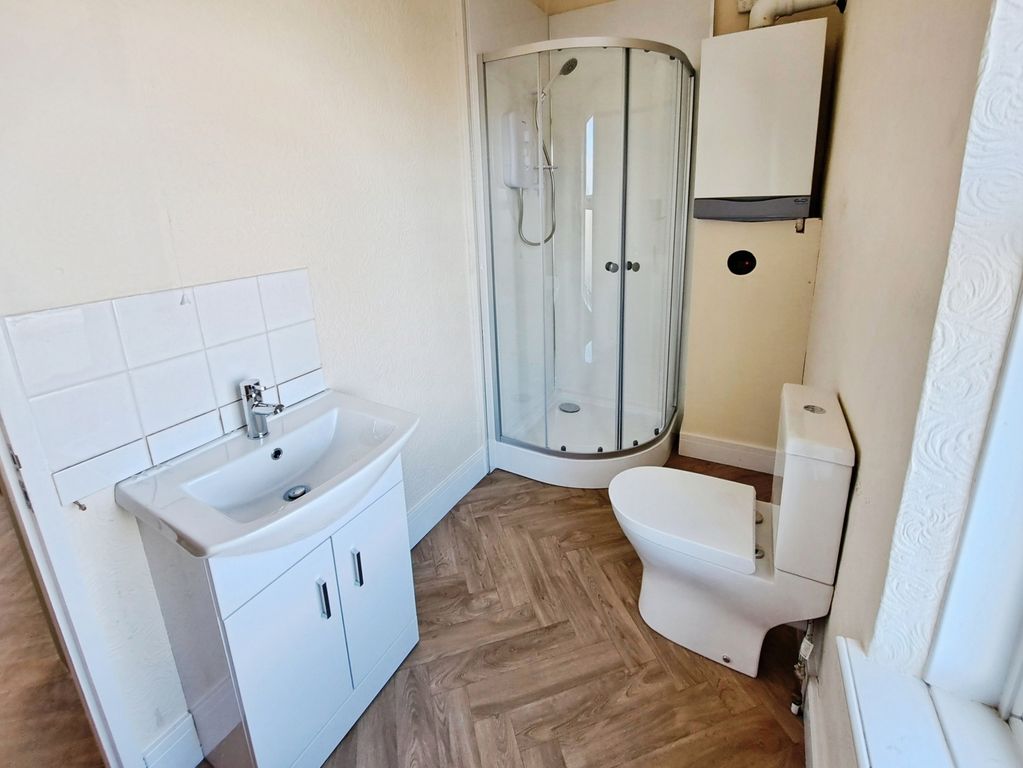 Property photo 3 of 8 Bathroom