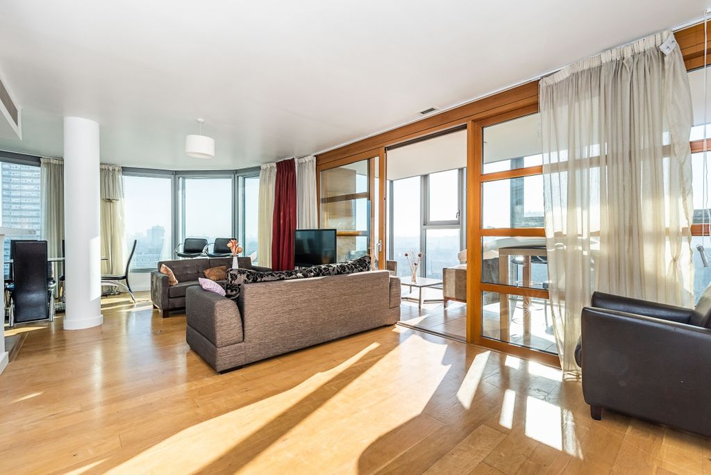 Property photo 2 of 11 906-Falcon-Wharf-006