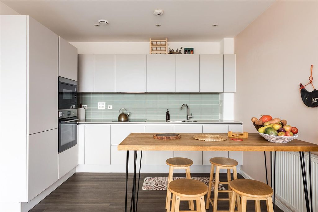 Property photo 3 of 19 Marlowe Road, E17