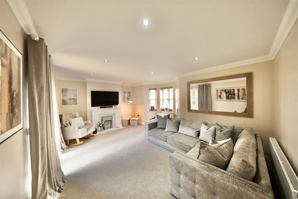 Property photo 2 of 33 Living Room