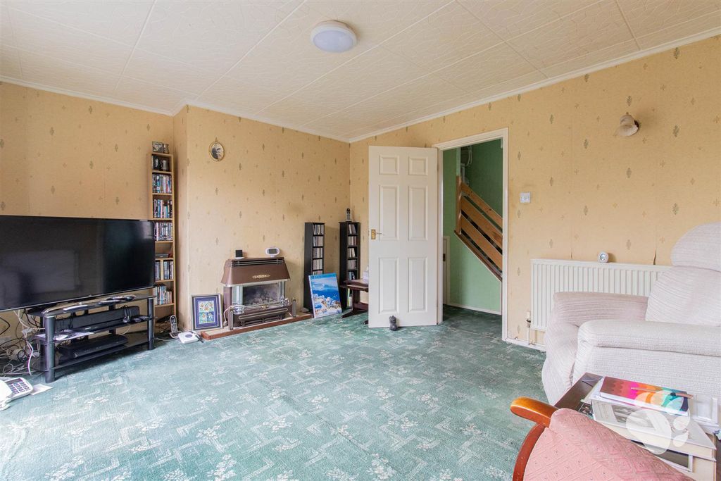 Property photo 3 of 17 Lounge