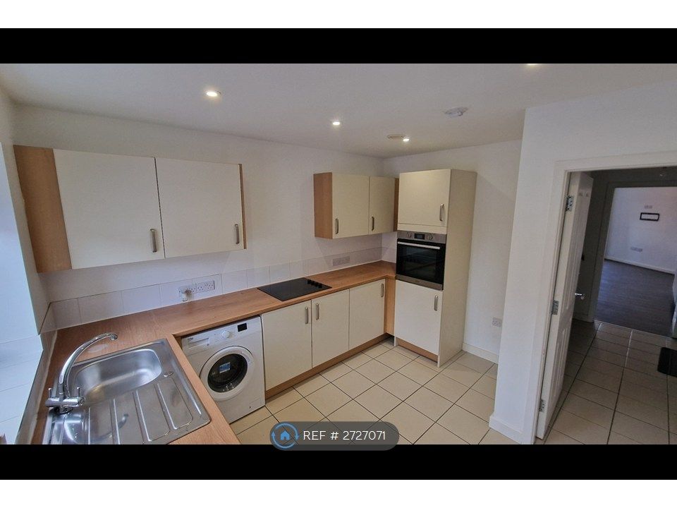 Property photo 3 of 11 Kitchen