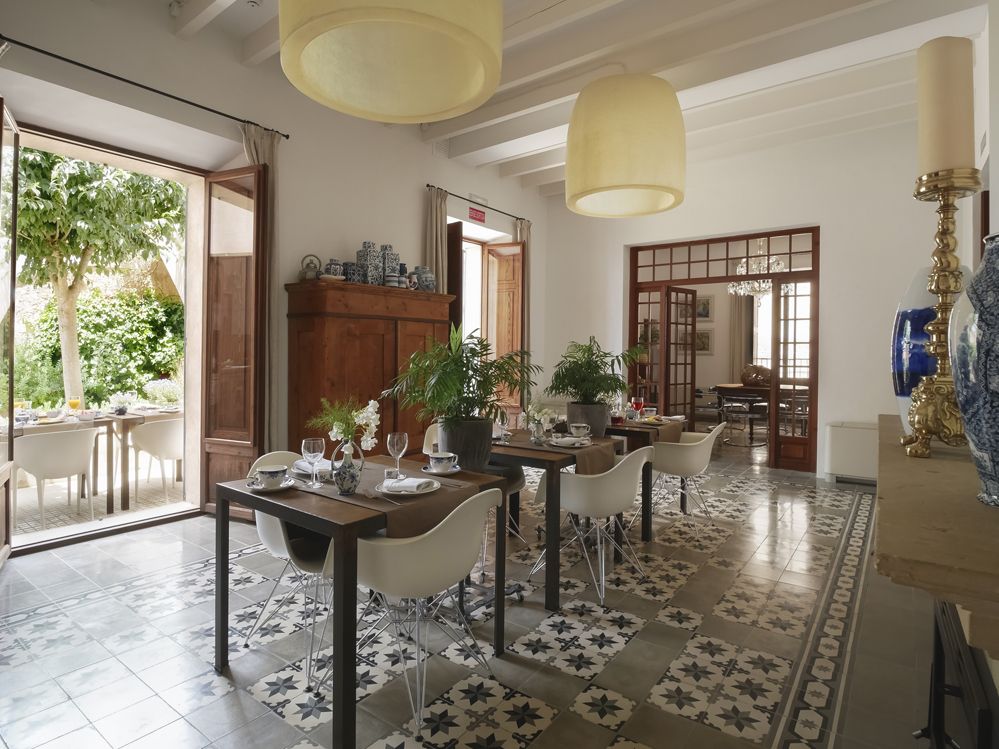 Property photo 3 of 17 Dining (1)