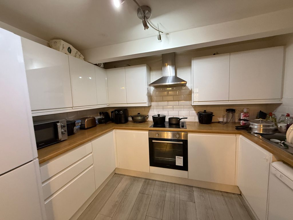 Property photo 3 of 10 Kitchen