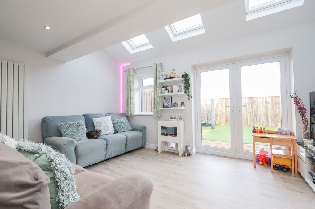 Property photo 3 of 24 Lounge