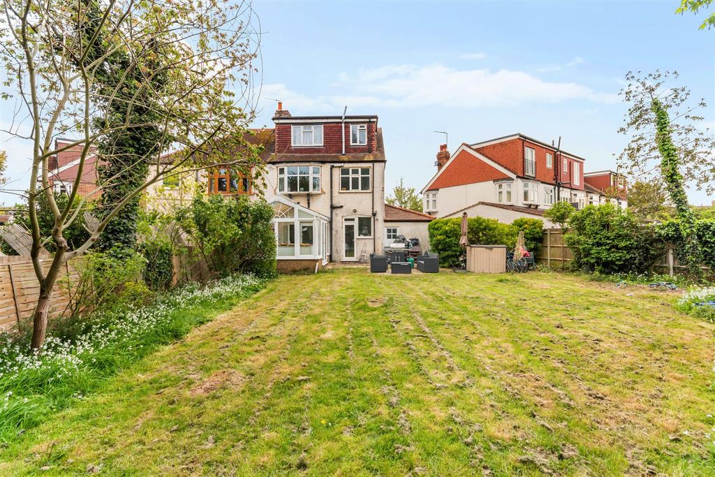 Property photo 2 of 13 Garden