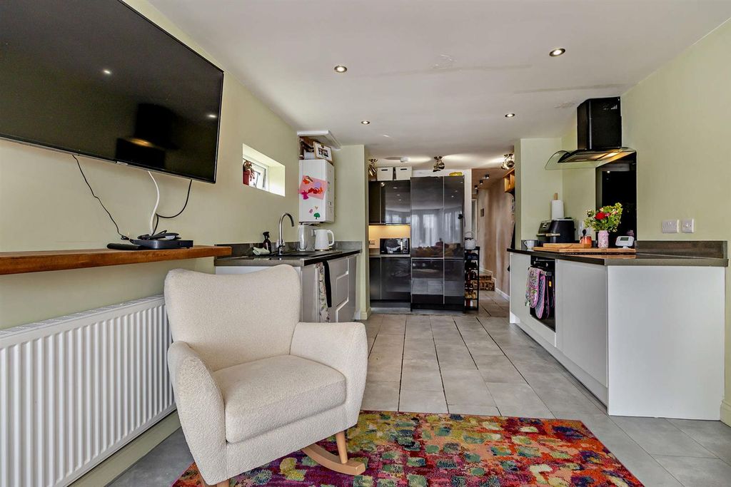 Property photo 2 of 14 8663003-Interior11-800.Jpg