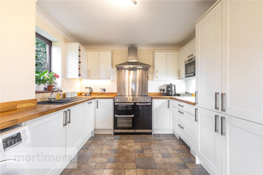 Property photo 3 of 19 Kitchen