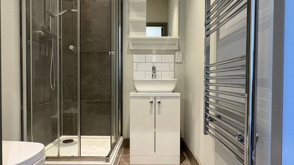 Property photo 2 of 11 Bathroom