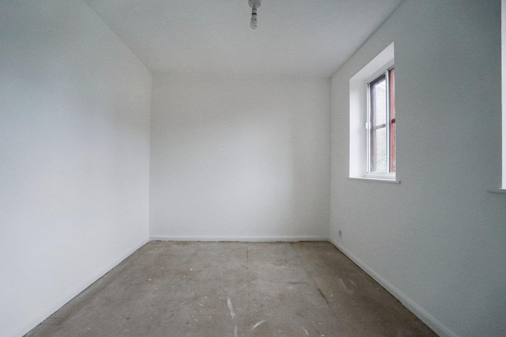 Property photo 3 of 6 Bedroomxx.Jpeg