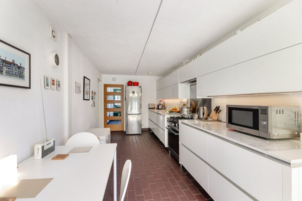 Property photo 3 of 17 Kitchen