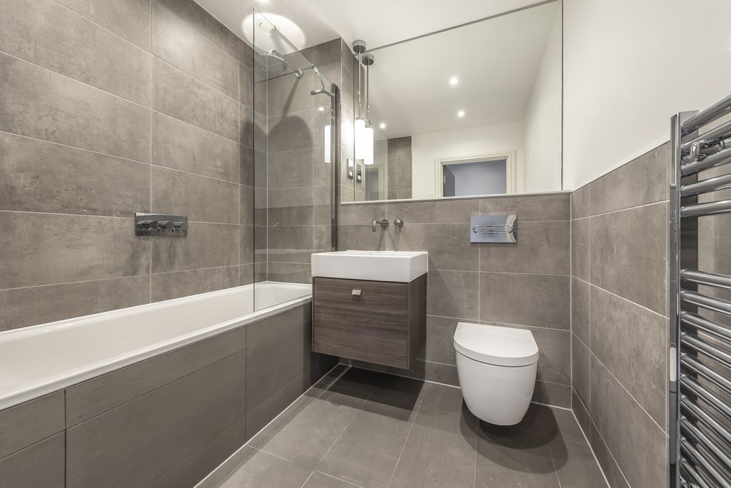 Property photo 2 of 10 Bathroom