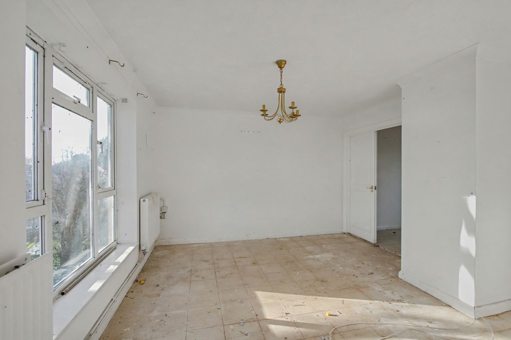 Property photo 2 of 16 107 Halcot Avenue, Bexleyheath, Kent, Da6 7Qa