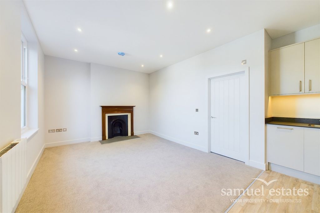 Property photo 1 of 12 Living Room