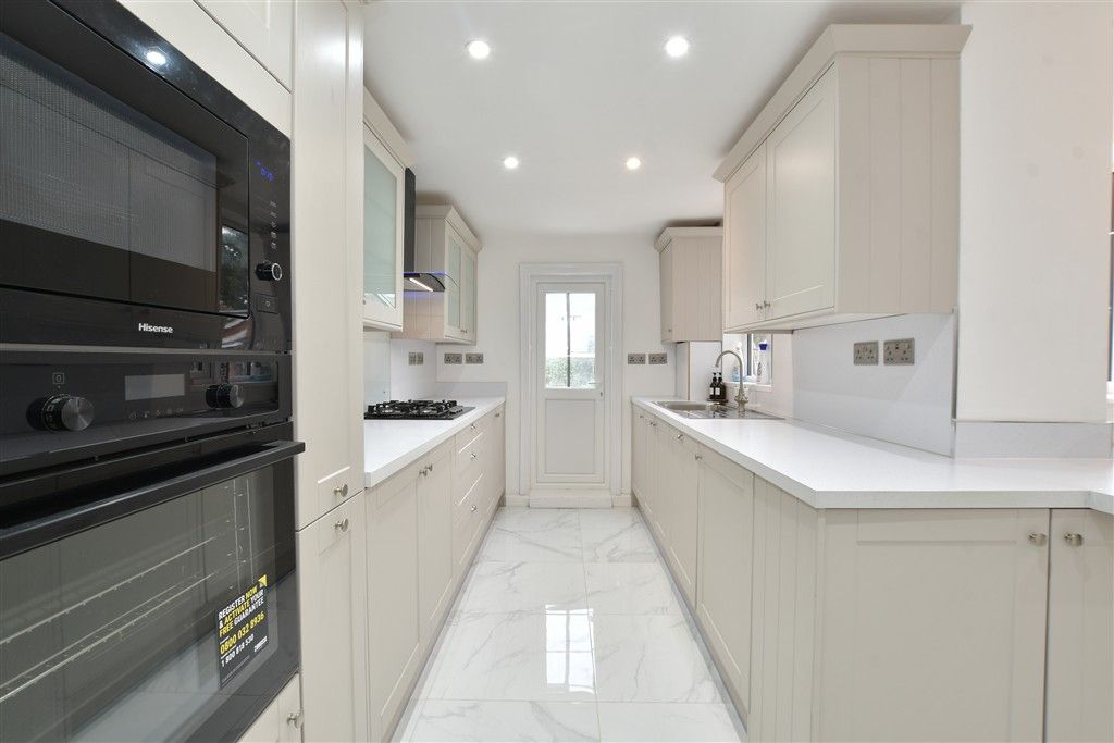 Property photo 3 of 18 Kitchen