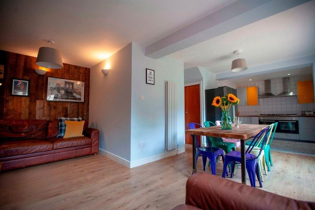 Property photo 1 of 9 Bright Open-Plan Lounge With Dining Area...