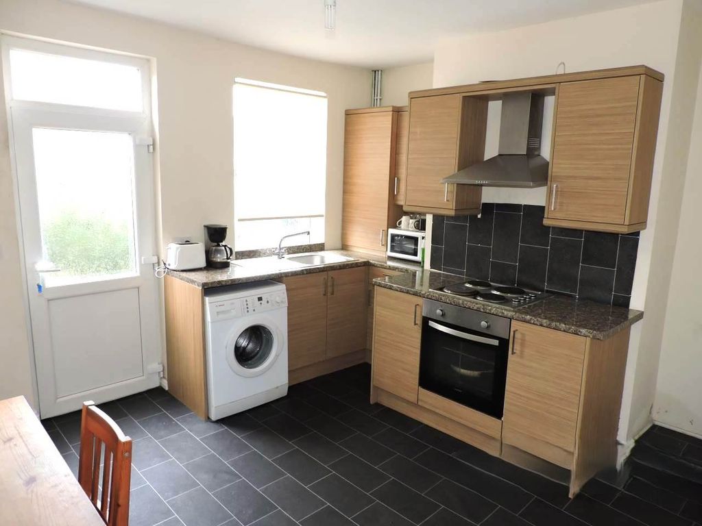 Property photo 2 of 6 Kitchen