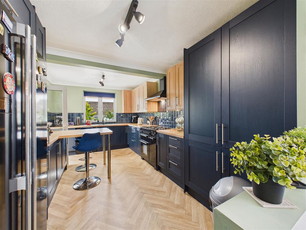 Property photo 3 of 21 Dining Kitchen