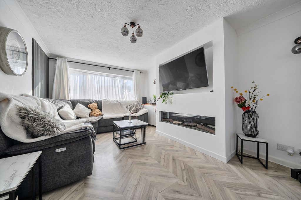 Property photo 2 of 40