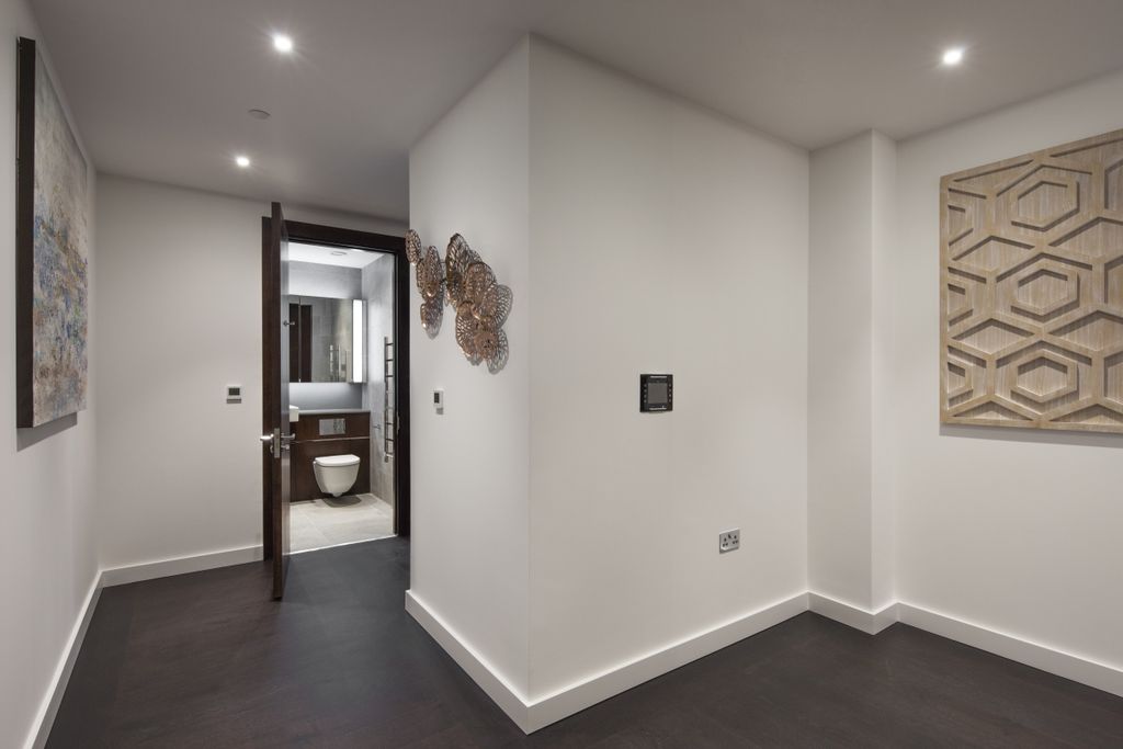 Property photo 3 of 26 Thornes House - Hall