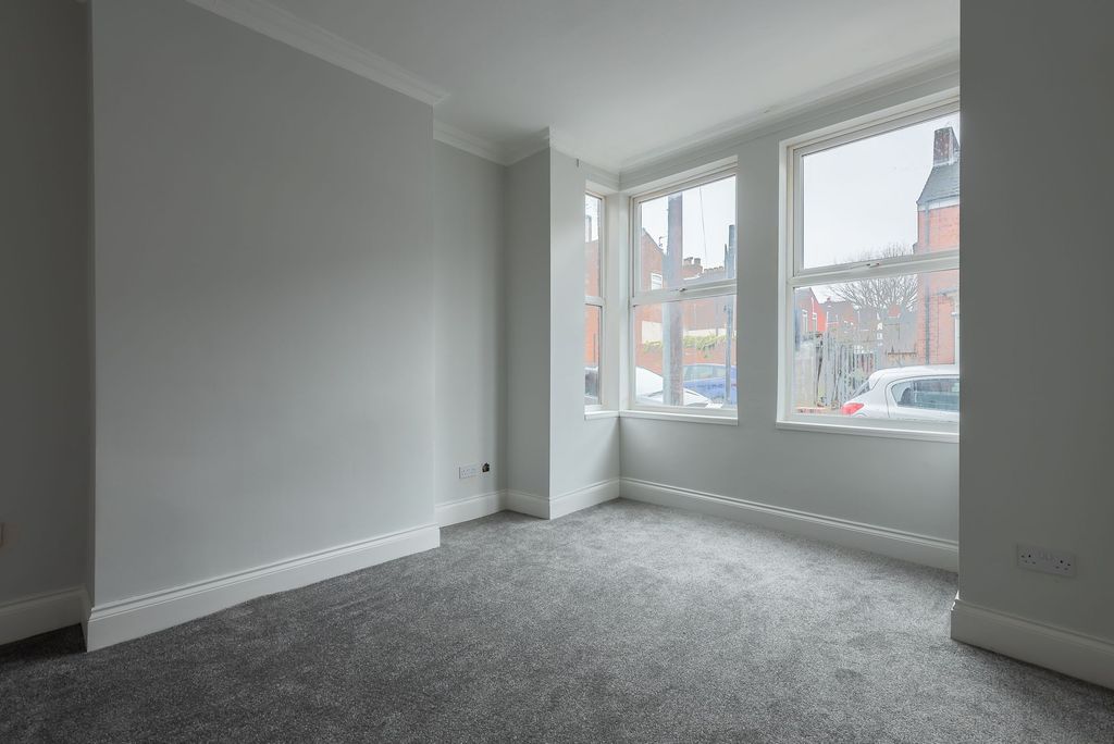 Property photo 3 of 30 Lounge