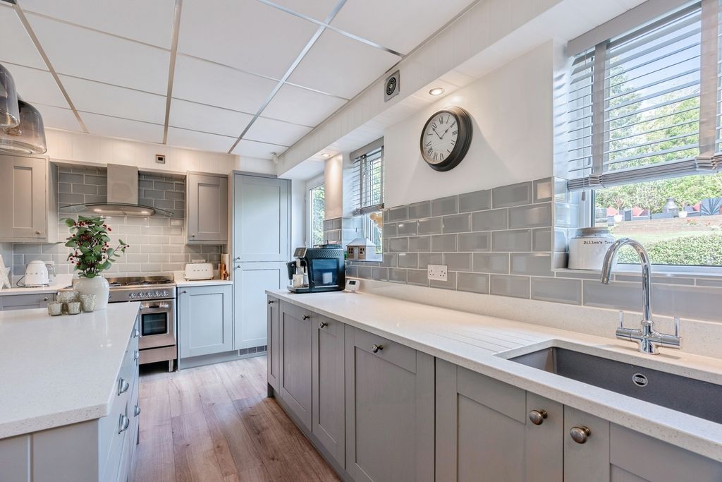 Property photo 3 of 37 Pbox-Img.Jpg