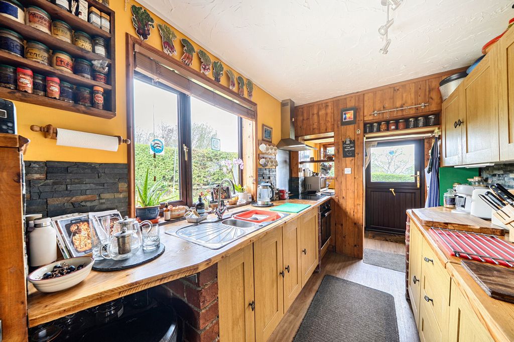 Property photo 3 of 31 Kitchen
