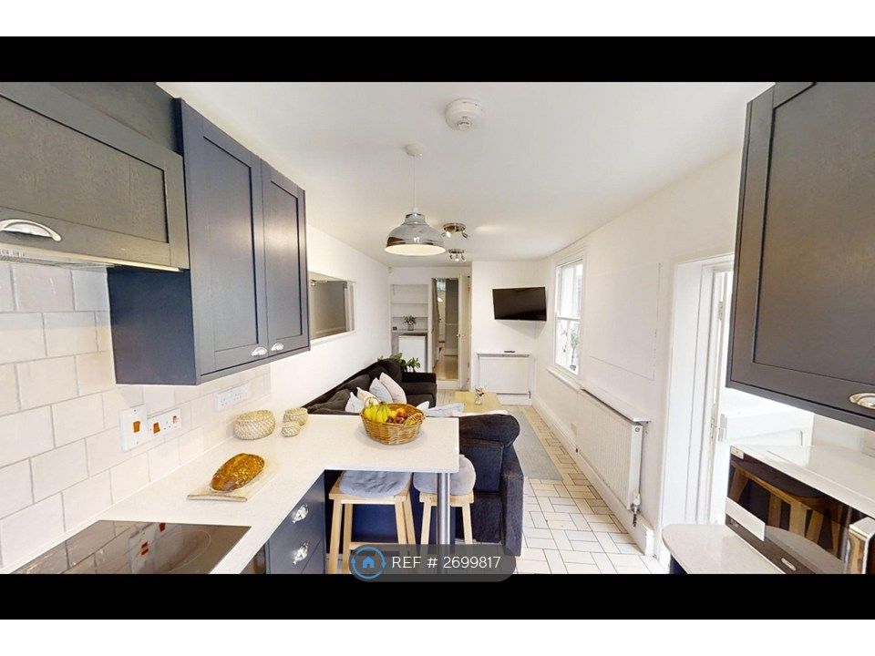 Property photo 3 of 10 Kitchen