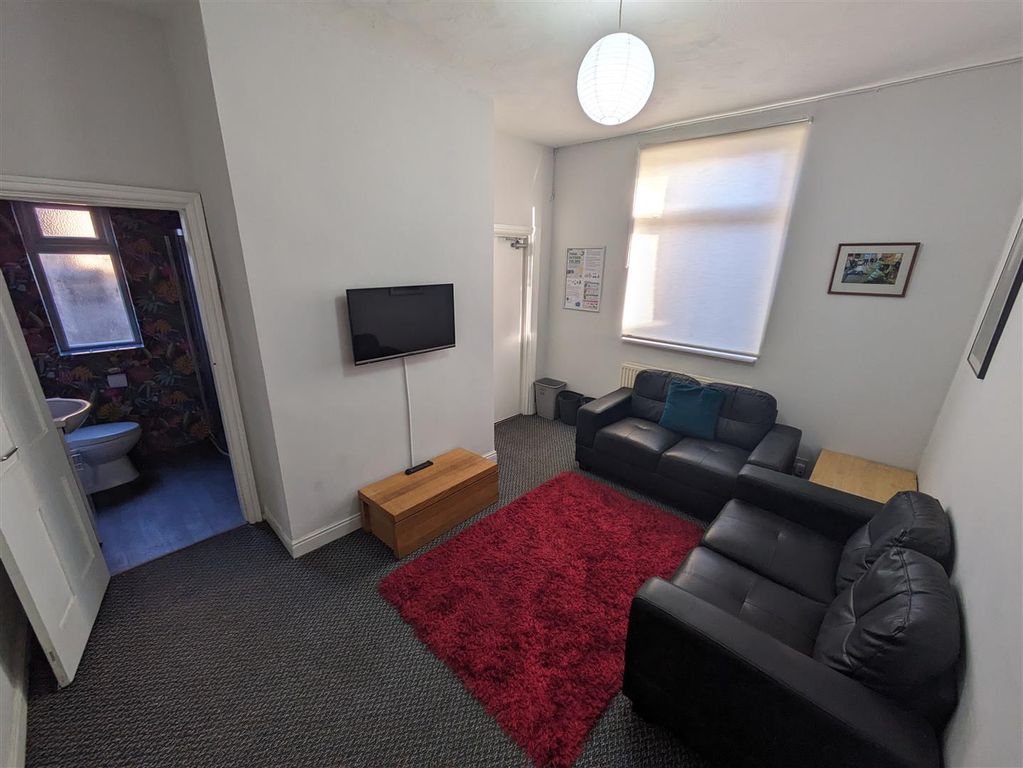 Property photo 2 of 17 Lounge