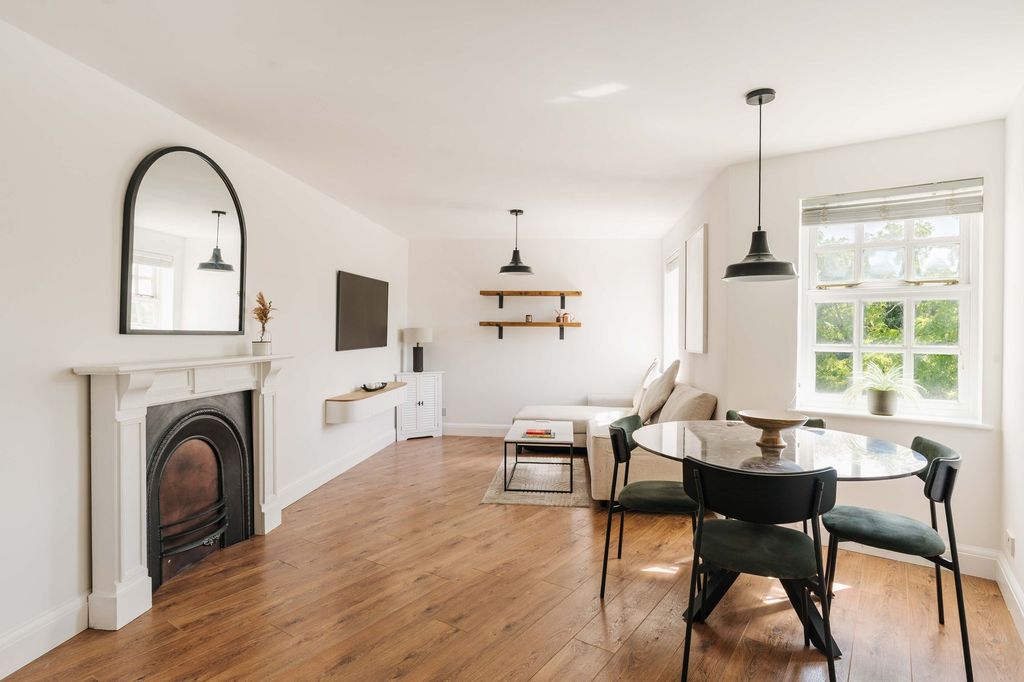 Property photo 1 of 15 Pickering Close E9