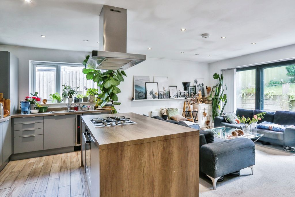 Property photo 3 of 18 Kitchen/Lounge