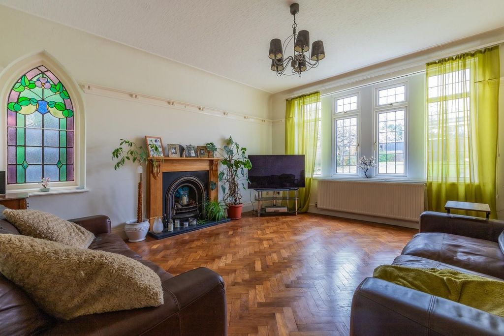 Property photo 3 of 28 Lounge