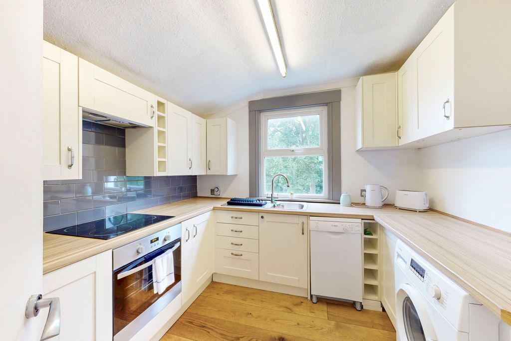 Property photo 3 of 10 Kitchen