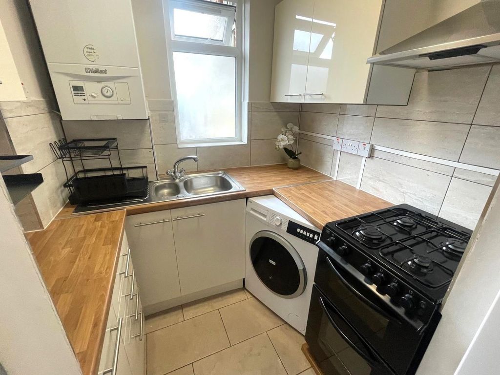 Property photo 2 of 10 Kitchen.Jpg