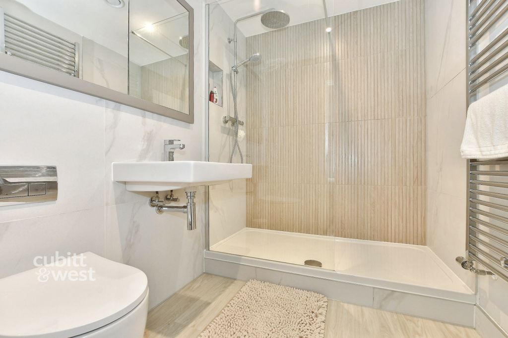 Property photo 3 of 12 Bathroom