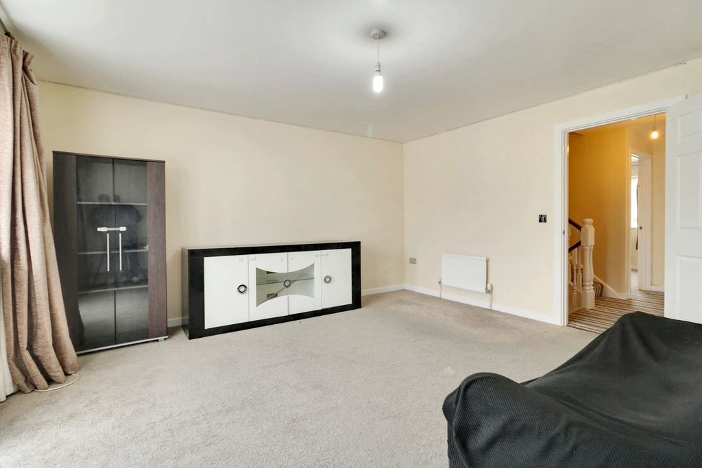 Property photo 2 of 25
